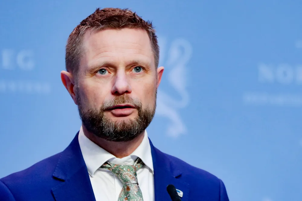 Helseminister Bent Høie (H) fikk sprikende vaksineråd fra ekspertutvalget han satte ned for å vurdere bruken av vaksinene AstraZeneca og Johnson & Johnson. Høie bør la folk velge selv.