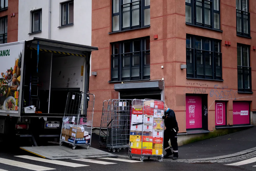Foodora Market er blant utfordrerne som har gitt uttrykk for at eiendomsklausuler har gjort det vanskelig å finne passende butikklokaler, skriver innleggsforfatterne.