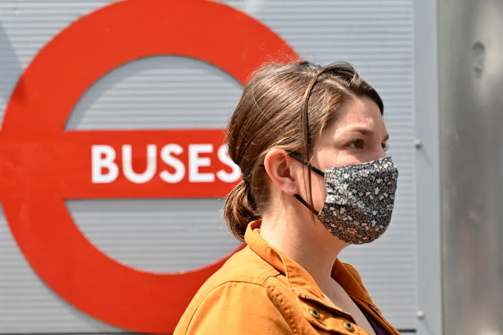 Begrenset frihet. Munnbind blir obligatorisk på Londons busser også etter «frihetsdagen».