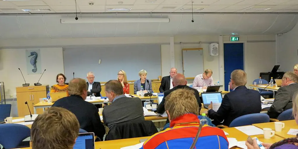 REGULERINGSMØTET: Fiskeridirektør Liv Holmefjord leder reguleringsmøtet der Norges Fiskarlag sitter på første rad, sammen med Sametinget.Foto: Nils Torsvik