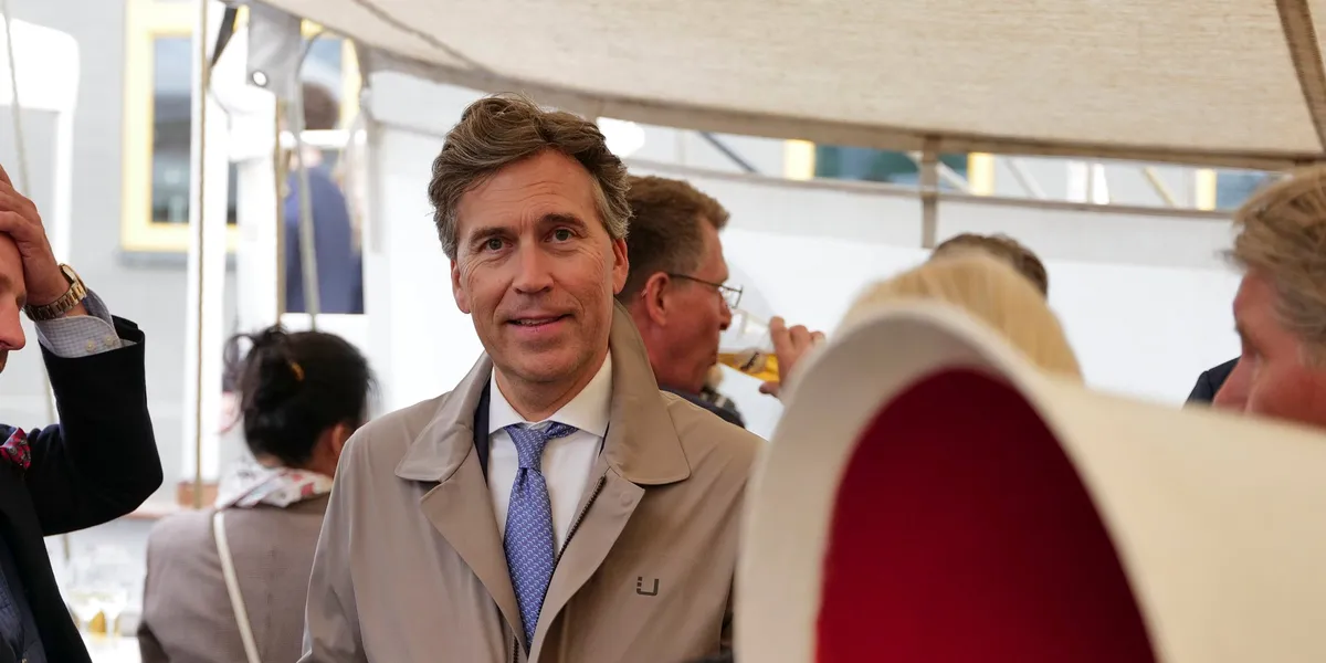 Styrer unna Hormuzstredet om natten