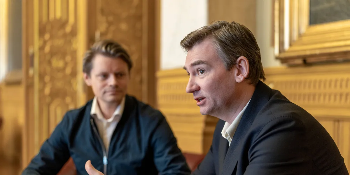 Støres fylkeslag vil tidoble antall kvoteflyktninger – Høyre ber Ap-lederen avklare