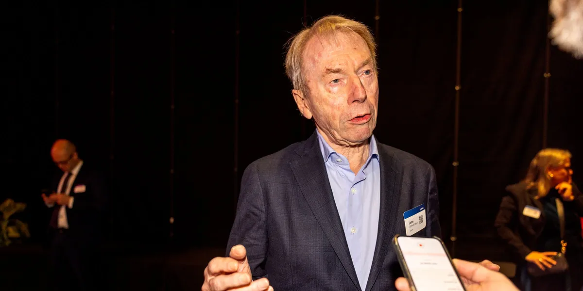 I fjor satt han i sentralstyret til MDG, nå gir han millionstøtte til Venstre