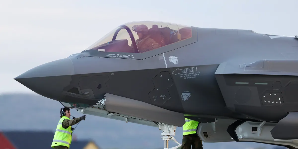 Flere norske F-35 står ubeskyttet i telt – Venstre krever hastebehandling