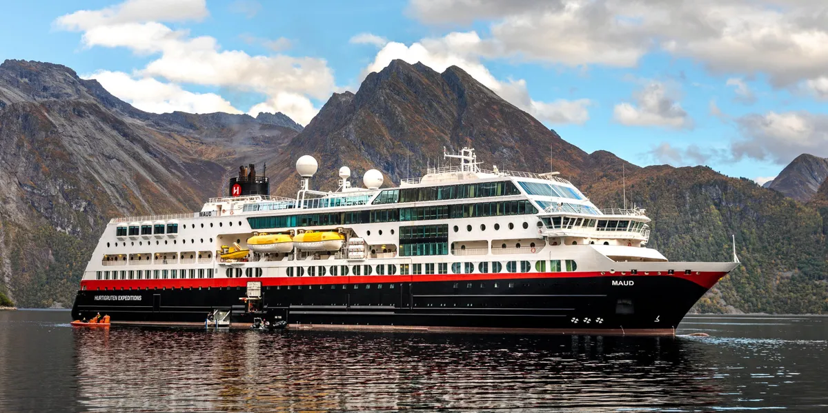 storm-pia-rogue-wave-disables-hurtigruten-ship-in-north-sea