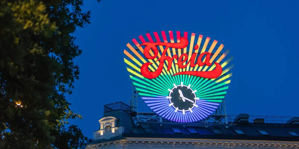 Svarer på regnbue-kritikk: Freia-uret på Karl Johan skal lyse i regnbuefargene