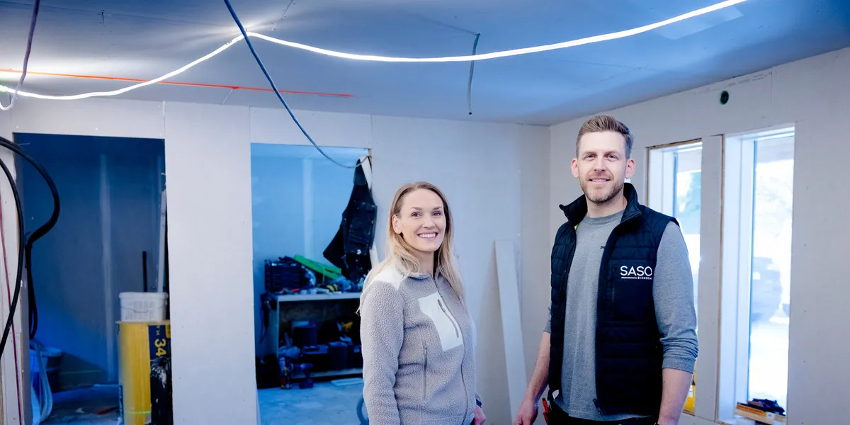 Sander og Marita tjener millioner på oppussing. Slik finner de «gullgruvene»