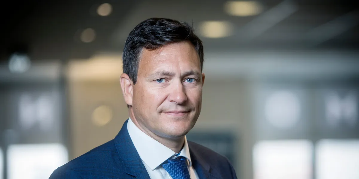 Sjefen i Heder Bank går på dagen etter uenigheter med styret