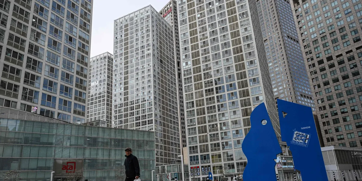 Kina-støtte og Buffett-investeringer løfter de fleste Asia-børsene – investorpanikk ved Jakarta-børsen