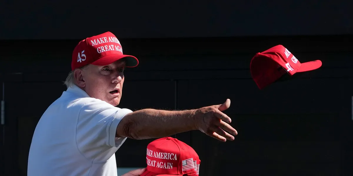 Fikk med seg bibler og capser på tur ut fra Trump