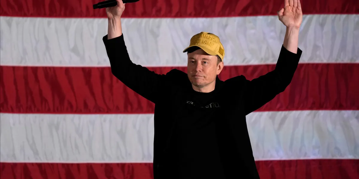 Konspirasjonsteorier og kontanter – slik driver Elon Musk valgkamp for Donald Trump