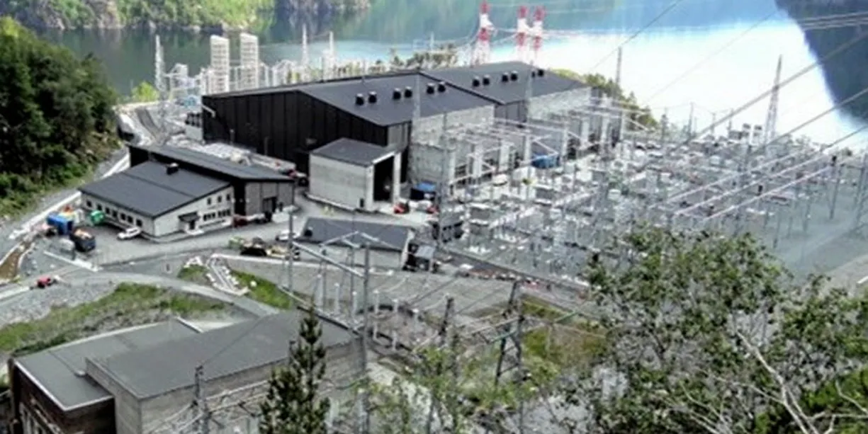 Strømretteranlegget i Kvilldal som muliggjør import og eksport av strøm mot England. Teknikken er komplisert, det er også handelen, hvor aktørene taper hver tredje time så langt i år.