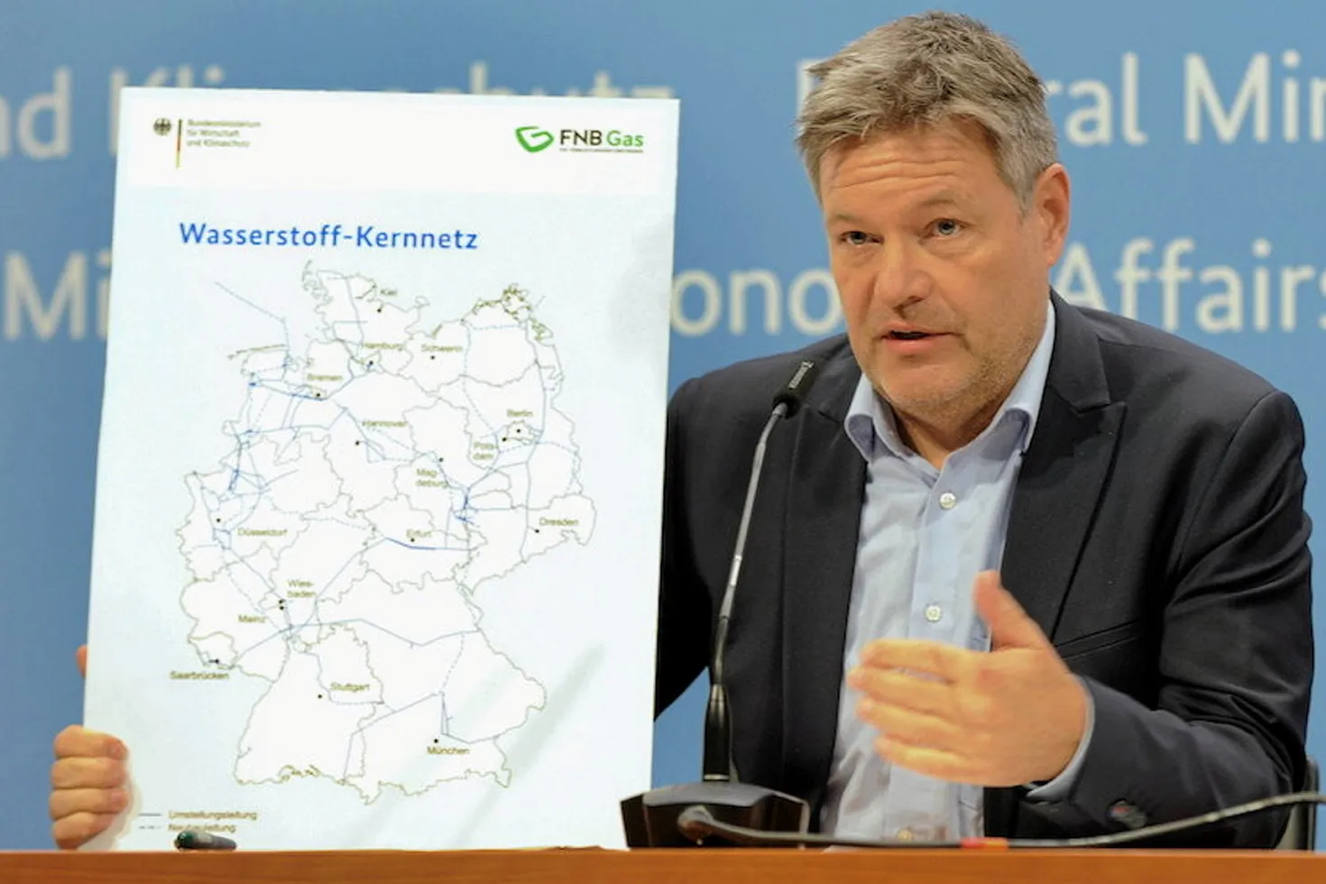 German Deputy Chancellor Robert Habeck with a map of the planned hydrogen network.