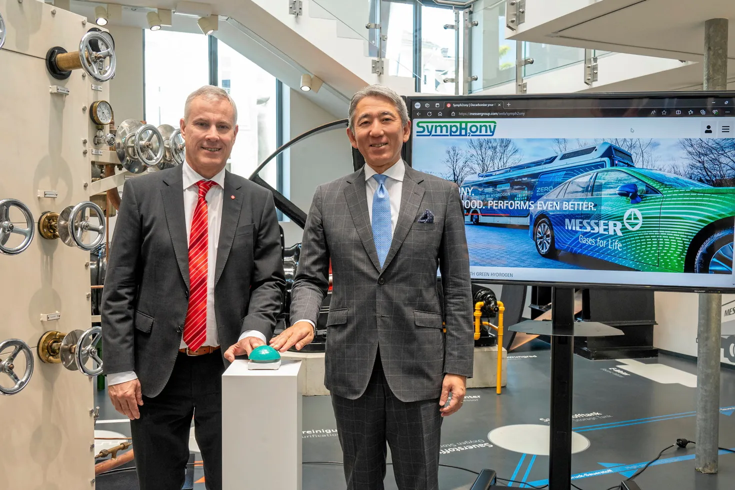 Bernd Eulitz, CEO of Messer, and Hiromasa Ishii, President and CEO of Toyota Tsusho Europe, at the official launch ceremony of SympH2ony.