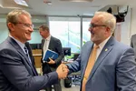 Stortingsrepresentant Olve Grotle, frå Sogn og Fjordane Høgre (t.v.) og senator Jean Paul Prates i samband med næringskomiteens reise til Brasil. I bakgrunnen ambassadør Odd Magne Ruud.