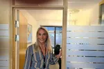 Trives kjempegodt på kontoret: Mia Guttorm Moseng er daglig leder (og eneste ansatt) i Sedna Technologies Norway.