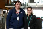 Lina Ceinoryte-Sutkiene (t.v.) og Aiste Navickaite er bekymret for framtida, men sier det er aller verst for kollegene som har jobbet kortere tid enn dem i Salmar.