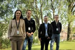 Alice Øksheim (29), Jørgen Wenberg (26), Jan Robert Øksheim (25) og Daniel Wenberg (20) går «Eierskolen», der fedrene deres skal gjøre dem klare til å ta over selskapene på sikt. Her utenfor Aqua Nor i Trondheim.