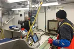 Forskningsbåten «Johan Hjort» er på det årlige skreitoktet som måler gytebestanden. Toktet går fra Tromsø til Bodø. Her er Hildegunn Mjanger og Atle Rolland i gang med å undersøke en fangst tatt utenfor Myre onsdag.