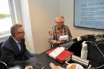 Mattilsynet nekter Ole Torrissen (t.h.) i Ecoprot å servere fiskekaker til soldatflue-larver som vanligvis eter møkk. Fiskeriminister Odd Emil Ingebrigtsen skal forsøke å ordne opp.