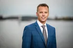For det første må arbeidsgiver etter de nye reglene ved omorganiseringer og nedbemanninger undersøke om det finnes såkalt «annet passende arbeid» i de øvrige konsernselskapene, og i så fall skal dette tilbys, skriver Tor Olav Carlsen, advokat i BAHR, i denne gjestekommentaren.