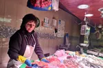 Carmen Fandos driver fiskebutikken Ma Carmen i Barcelona sentrum. Hun selger nå langt mindre laks enn tidligere som følge av de høye prisene