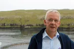 Konsernsjef Regin Jacobsen i Bakkafrost, her ved lokaliteten Gulen rett utenfor Torshavn.