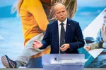 Finansminister Trygve Slagsvold Vedum jakter etter kandidater som skal sitte i normprisrådet.