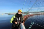 Student Amanda Christensen Brusletta synest det var spennande å komme ut på merdkanten for første gong.