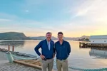 Slår seg sammen: F.v. Gustave Brun-Lie (toppsjef i Statt Torsk) og Brynjar Kværnstuen (toppsjef i Vesterålen Havbruk). Bildet tatt på Fiskå hvor Statt har sin produksjon i sjø
