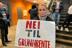 Tillitsvalgte, ansatte, politikere og andre i lokalmiljøet har markert sin motstand mot regjeringens grunnrenteskatt. På bildet er Barbro Flaahammer som tok hun initiativ til fakkeltog på Frøya.