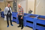 Fiskeriminister Odd Emil Ingebrigtsen (t.v.) diskuterte soldatflue-larver med Ecoprot-gründer Ole Torrissen, da han besøkte selsakpets anlegg i Meløy tidligere i sommer.