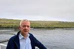Bakkafrost-sjef Regin Jacobsen. Her ved sjølokaliteten Gulen (A02) rett utenfor Torshavn, den av lokalitetene til Bakkafrost som har mest strøm.