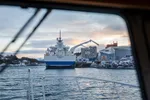 Lakseskatt er blitt en av høstens hete debatter i Norge. På bildet ser vi en båt tilhørende Frøy, som nå er en del av Salmar-konsernet som domineres av Gustav Witzøe.