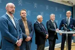 I november møtte bransjeorganisasjonene politikerne til møte om grunnrenteskatt. Fra venstre: Robert Eriksson, administrerende direktør i Sjømatbedriftene, Geir Ove Ystermark og Paul Birger Torgnes i Sjømat Norge, fiskeriminister Bjørnar Skjæran og finansminister Trygve Slagsvold Vedum.
