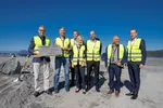Norcod og Havlandet Marin Yngel starter bygging av torskeyngelanlegg i Florø. Fiskeriminister Odd Emil Ingebrigtsen (helt til venstre i bildet) deltok for å ta første spadetak.