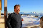 Arne Hjeltnes er norsk forfattar, humorist, næringslivsmann og programleiar. I dette innlegget går han i rette med Fiskeribladets kommentator Kjersti Sandvik.