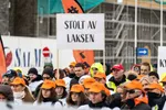 Ansatte i havbruksnæringen demonstrerte mot lakseskatten både her i Trondheim under Senterpartiets landsmøte, samt foran Stortinget noen måneder før. Etter en langt dragkamp ble skatten kuttet fra foreslåtte 40 prosent, til 25 prosent – men selskaper rapporterer nå om langt lavere effektiv skatteprosent.