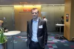 Til høyre henger en plakat om et barometer der flertallet av de spurte ikke har tro på det Trond Håkon Schaug-Pettersen, administrerende direktør Salmon Evolution, driver med.