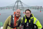 Bård Tufte Johansen besøker Ode i TV-serien «Oppsynsmannen». Her med samfunns- og myndighetskontakt i Ode, Falk D. Øveraas.