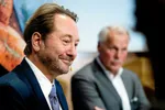 Kjell Inge Røkke, med Salmar-sjef Gustav Witzøe i bakgrunnen, satser på oppdrett til havs.