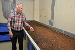 Halv-pensjonist og forsker Ole Torrissen er én av gründerne av Ecoprot, som driver oppdrett av svarte soldatflue-larver. De ønsker å benytte slam fra settefiskanlegg som fôr til insektlarver som igjen kan benyttes som bærekraftig protein og fett i fiske-, kylling- eller svinefôr.