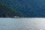Det var på denne fôrflåta i Norddalsfjorden i Stranda kommune at ein 25 år gammal tilsett i Hofseth Aqua omkom i fjor sommar.