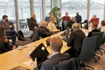 Ekstraordinær generalforsamling i NTS ASA 21.janaur 2022 i Rørvik. Bortre side fra venstre: Vibecke Bondø, Nils Martin Williksen og Roald Dolmen. Nærmest, fra venstre (med ryggen til): Mons Paulsen, Helge Gåsø, Anders Gåsø, Harry Bøe. Ved enden av bordet, styreleder Odd Reidar Øie.
