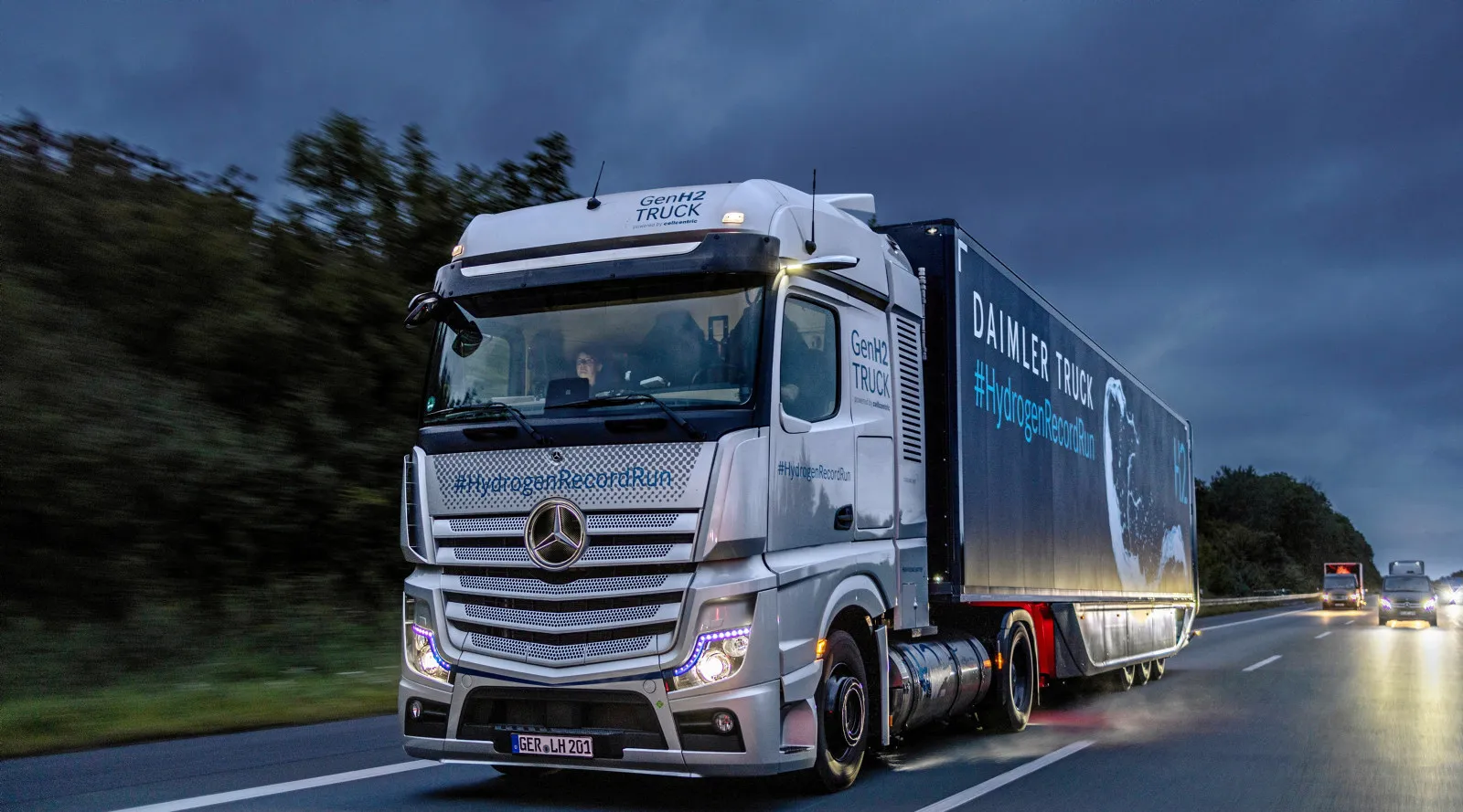 Record run Daimler s Mercedes Benz green hydrogen truck drives over 1 000km on a single tank Hydrogen Insight