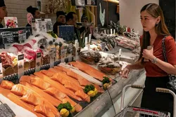 Norsk laks i thailandsk butikk: Sør-Korea, Kina og Thailand var de største oversjøiske markedene for hel fersk laks i oktober måned.