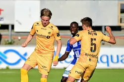 . FOTBALL OG LAKS: Bodø/Glimt har stor suksess denne sesongen. Bodø-klubben har vunnet åtte av åtte kamper. Klubben er blant annet sponset av laksenæringen i nord.