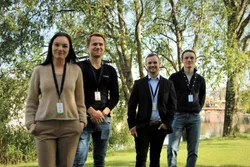Alice Øksheim (29), Jørgen Wenberg (26), Jan Robert Øksheim (25) og Daniel Wenberg (20) går «Eierskolen», der fedrene deres skal gjøre dem klare til å ta over selskapene på sikt. Her utenfor Aqua Nor i Trondheim.