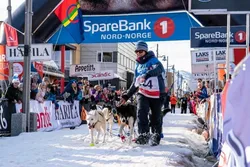 Berit Seljestokken tok kontakt med ein hundegard då ho flytta til Alta i 2006. No har ho og familien 13 hundar bak huset, og ho har delteke i Finnmarksløpet for sjette gong. – Vi er heldige som har eit så stort og flott arrangement rett utanfor stovedøra, seier Seljestokken. Her frå målgang i årets løp.