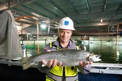Johan Andreassen er grunnlegger og toppsjef i Atlantic Sapphire. På bildet viser han frem den første fisken de slaktet ved anlegget i Florida.
